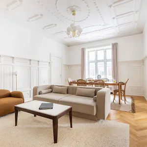 Large In By Tivoli Gardens Apartamento